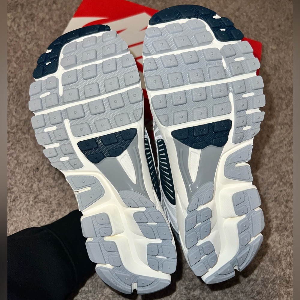 BRAND NEW IN BOX Nike Vomero 5 Women's Sneakers - White, Silver, and Deep Blue - Picture 13 of 15